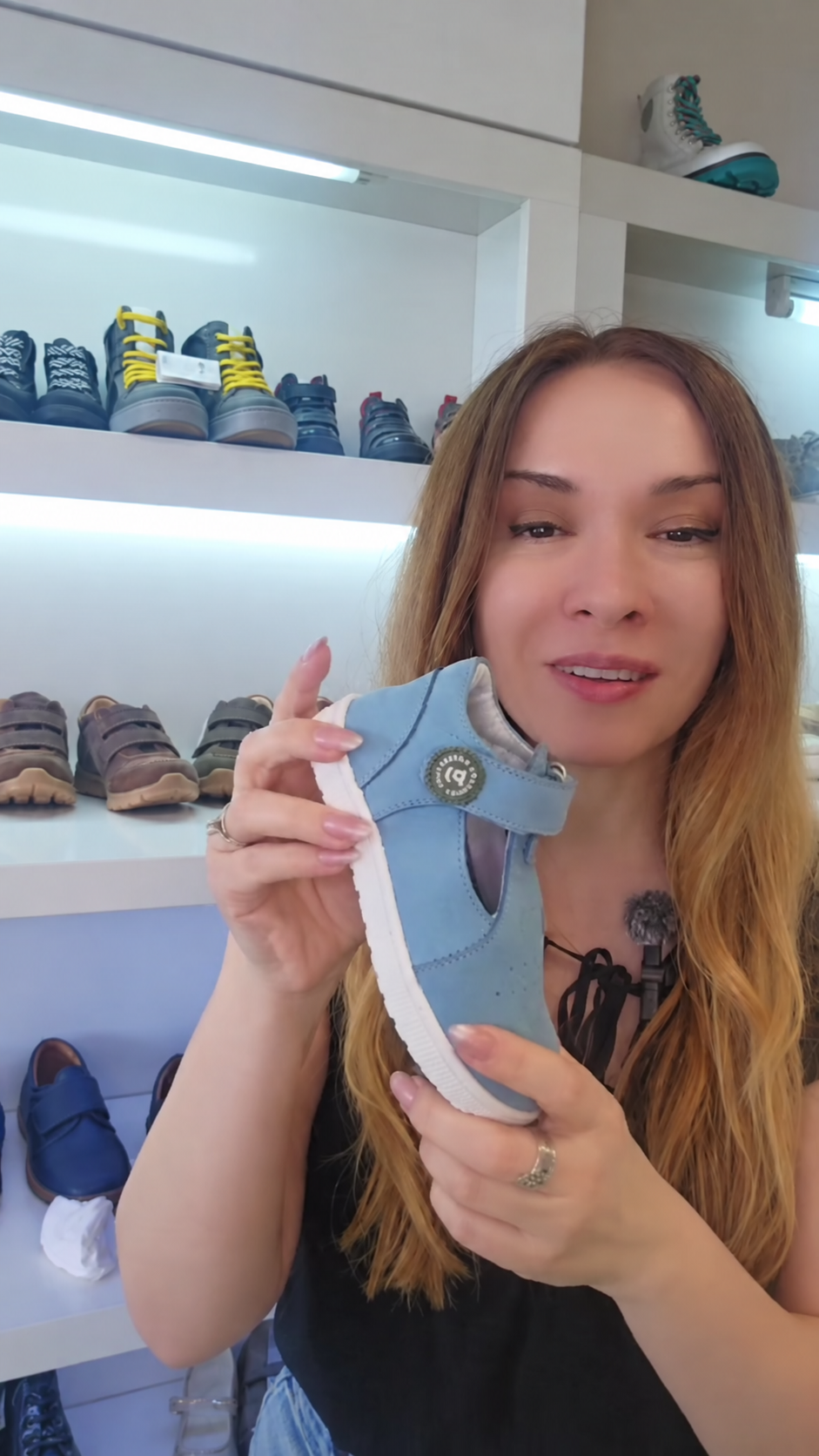 Raluca Pache, fondatoarea PJ Shoes, prezentând un pantof pentru copii